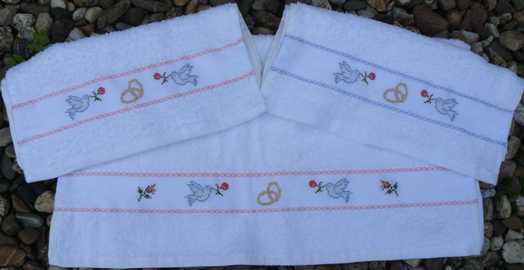 handdoek en gastendoekje, met handgeborduurd motief in kruissteek, voor verloving, huwelijk, huwelijksfeest, jubileum