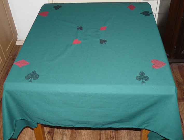 handgeborduurd kaartkleed of bridgekleed met kaartmotieven in kruissteek