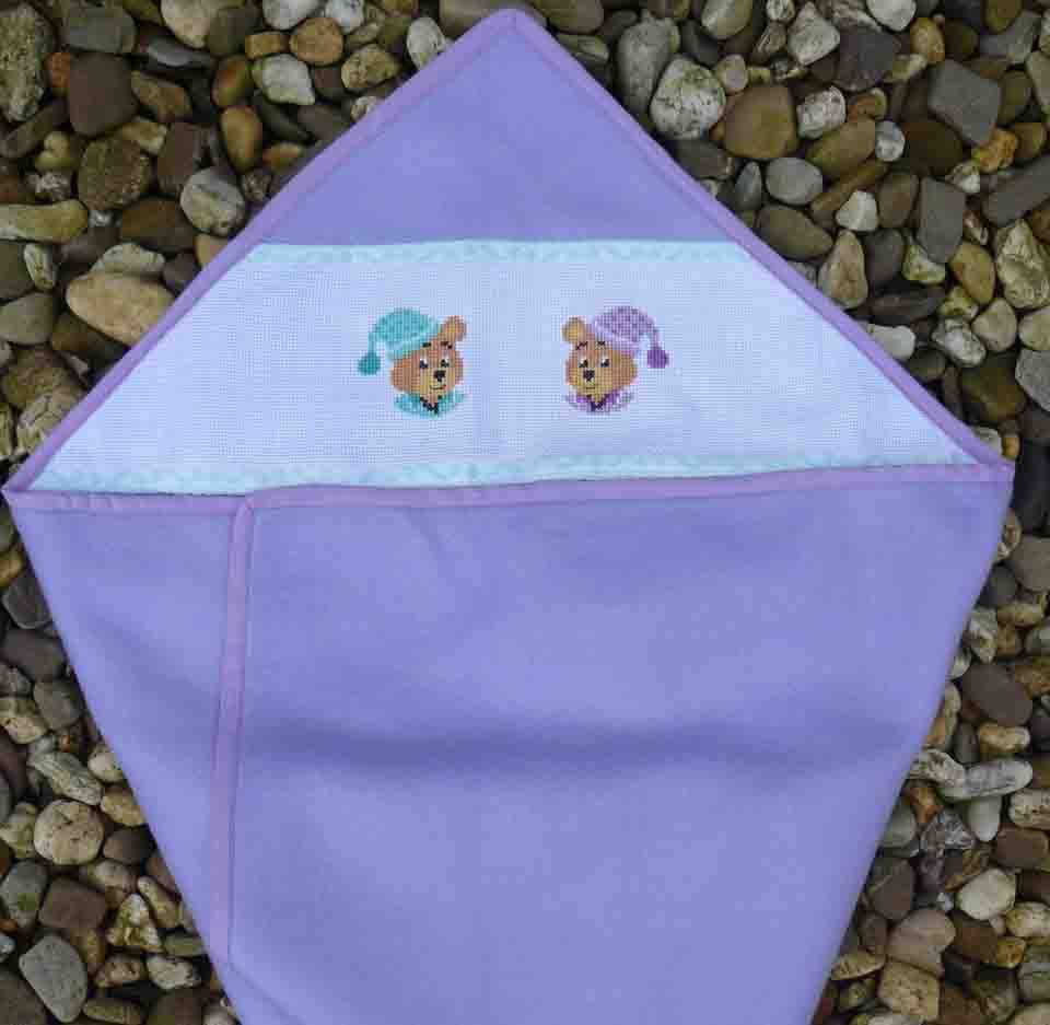 badcape met twee handgeborduurde beertjes met slaapmuts