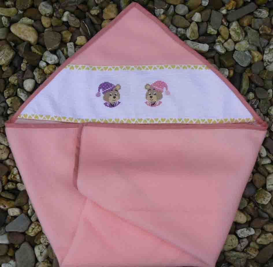 badcape met twee handgeborduurde beertjes met slaapmuts