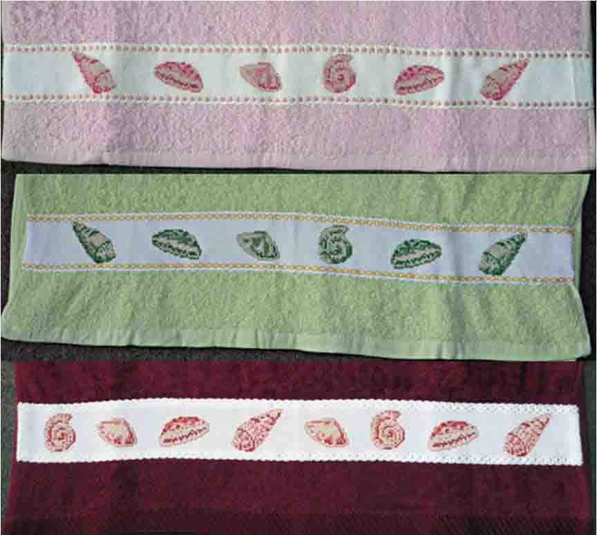 handdoek met schelpen, handgeborduurd in kruissteek