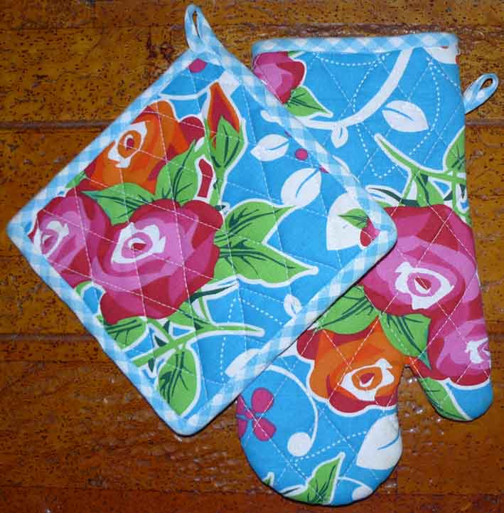 pannenlap met ovenwant rozen op aqua